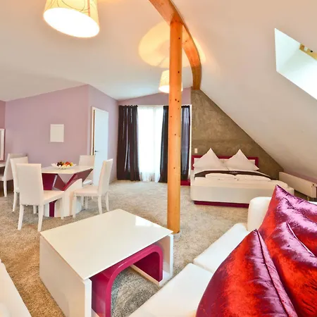 Empress Boutique Hotel 3*
