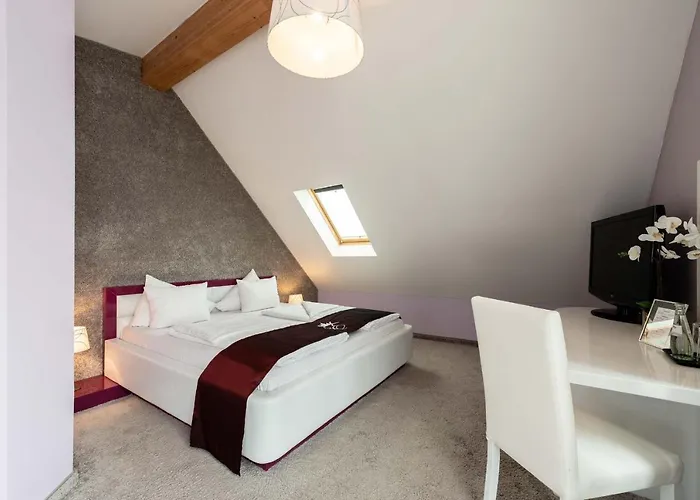 Отель Empress Boutique 3*