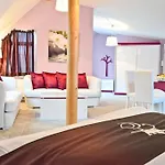 Empress Boutique Hotell 3*